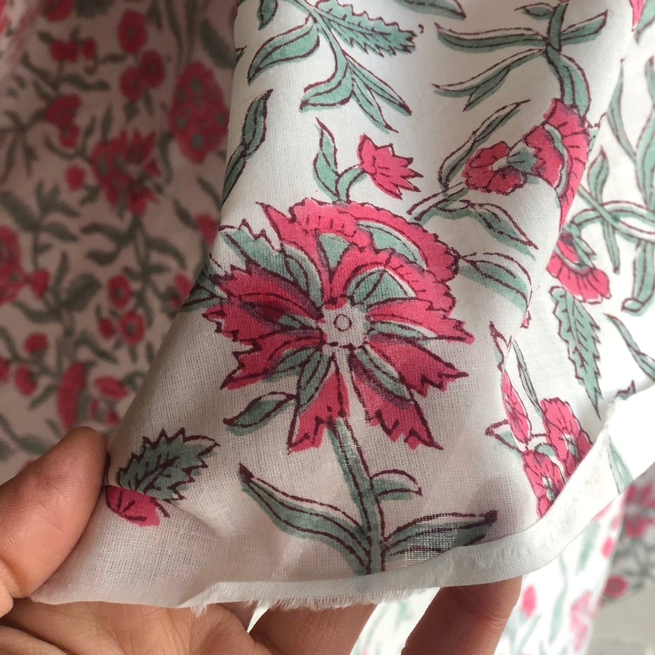 インドの布《インド柄  白×ピンク花 / コットン》サンガネールの