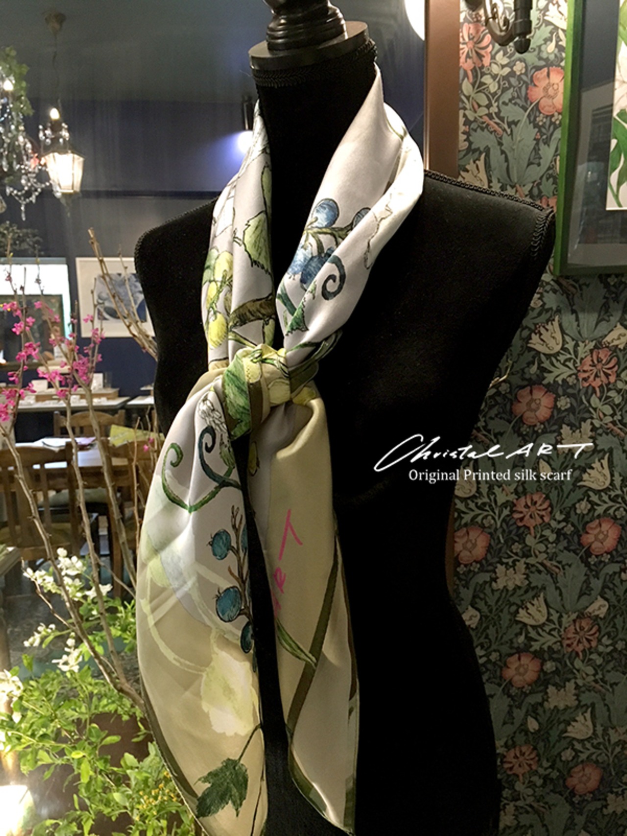 シルクスカーフ「ハチドリのいる庭」（アイボリー）100cm角