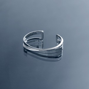 triangle and flat line crossing bangle [crube qe] / Y2307KHB5202