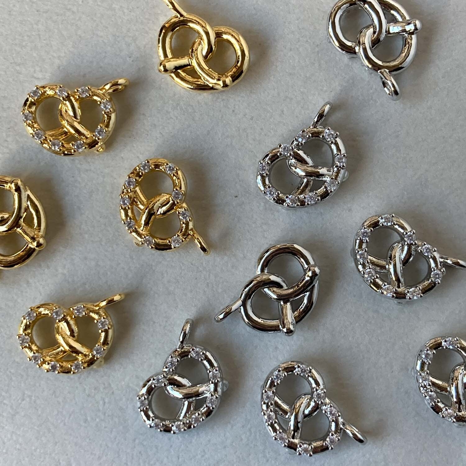 ビジュー付きプレッツェルチャーム(16K/プラチナメッキ・15mm)