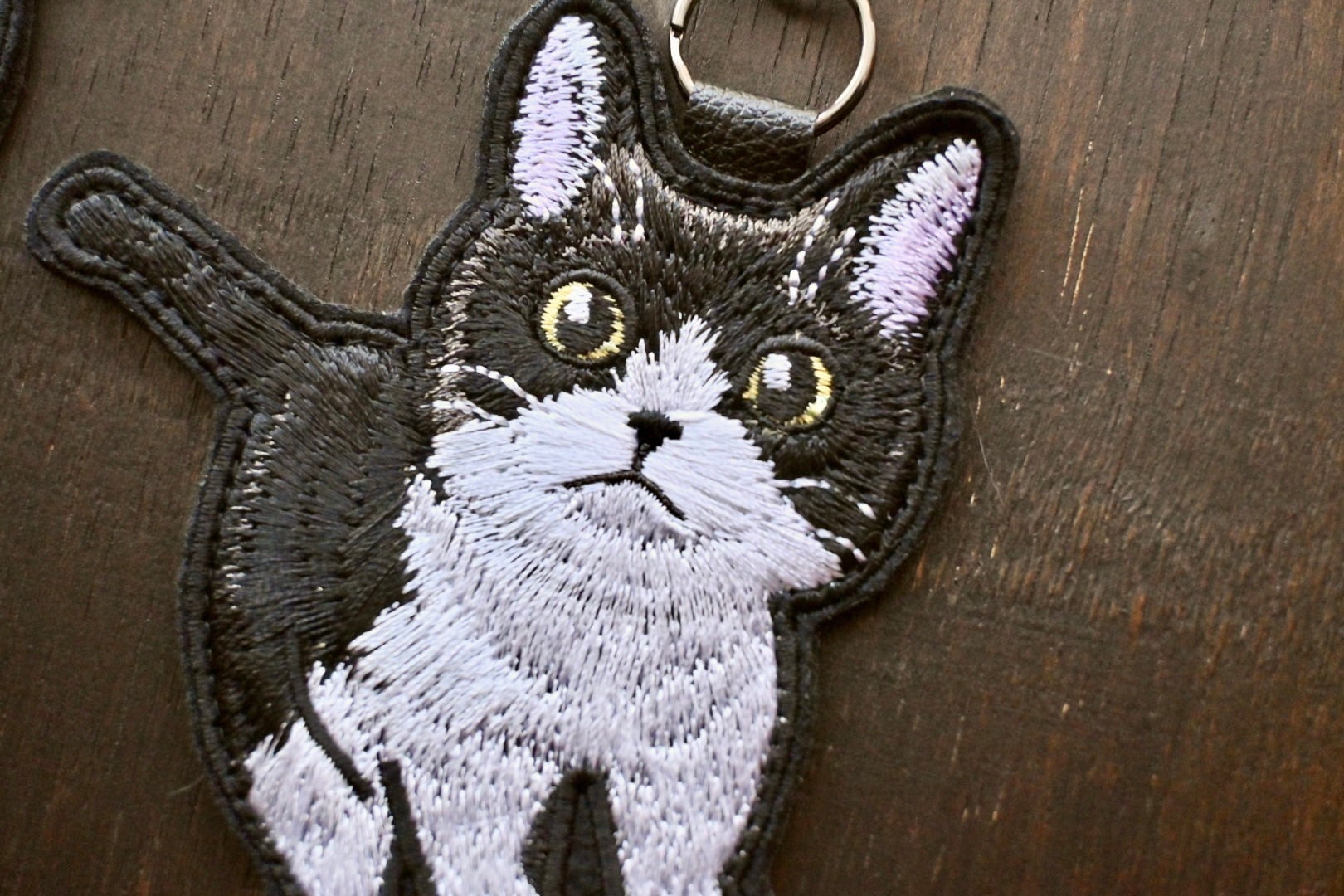 刺繍ハチワレ猫ちゃんのキーホルダー【全身】 | 猫と暮らす洋裁店