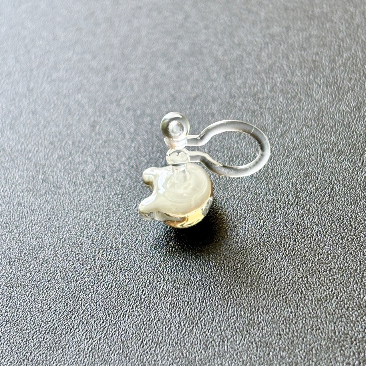 ガラスのシャム猫 小粒 シンプルピアス／イヤリング | 猫アクセサリー