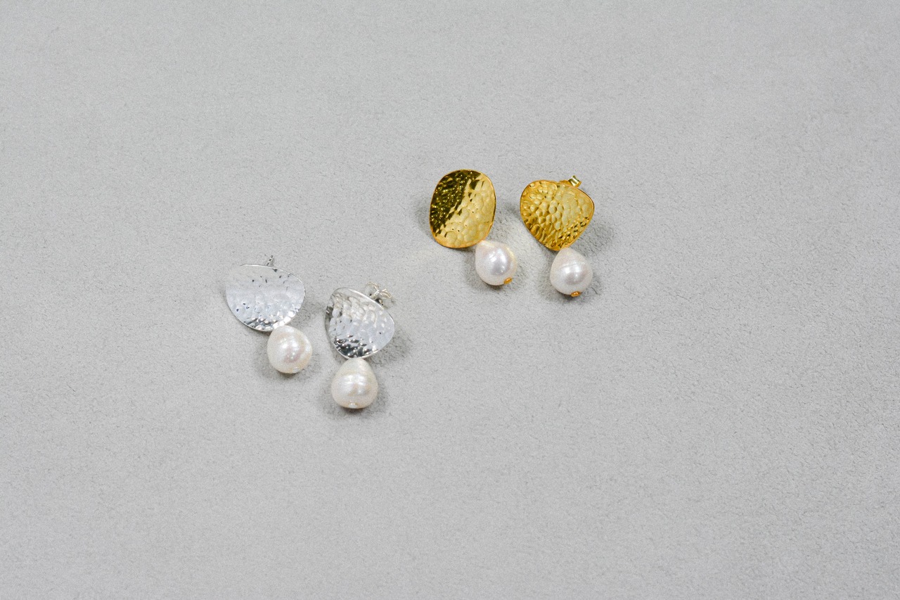 Lar　ピアス　ゴールド