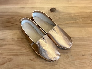 素足で心地よく。大人カジュアルに映えるシャンパンピンクレザー|軽やかスリッポン