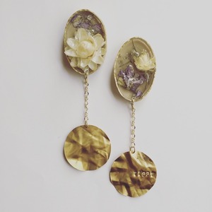 petal earrings / pierce