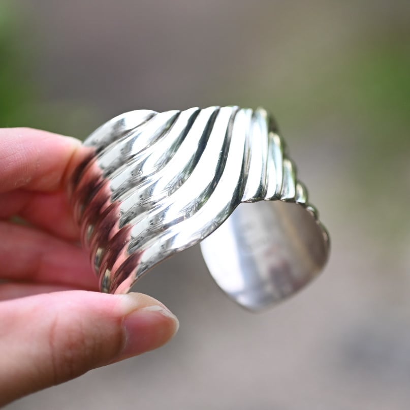 Modern Elegant Bangle By Los Ballesteros / Mexico | DÉMODÉ