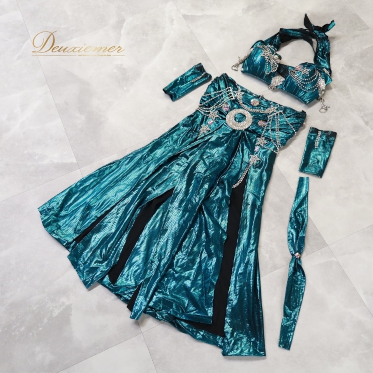 ベリーダンス オリエンタル 衣装 上下セット グリーン系 トップス スカート アーム アーム飾り ラインストーン フリンジ 星 キラキラ 緑 かわいい 光沢 スリット 豪華 装飾 華やか 鮮やか ダンス衣装 イベント ステージ 腕飾り