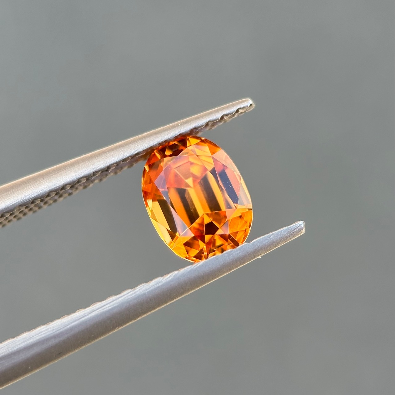 マンダリンガーネット 6.9x5.2mm, 1.25ct, ナイジェリア産