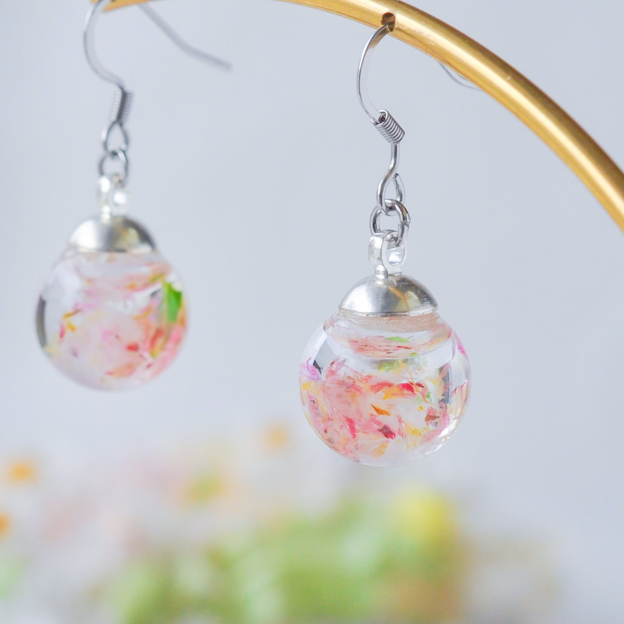 春天然石ローズクオーツと花びらのガラスドーム ピアス／イヤリング