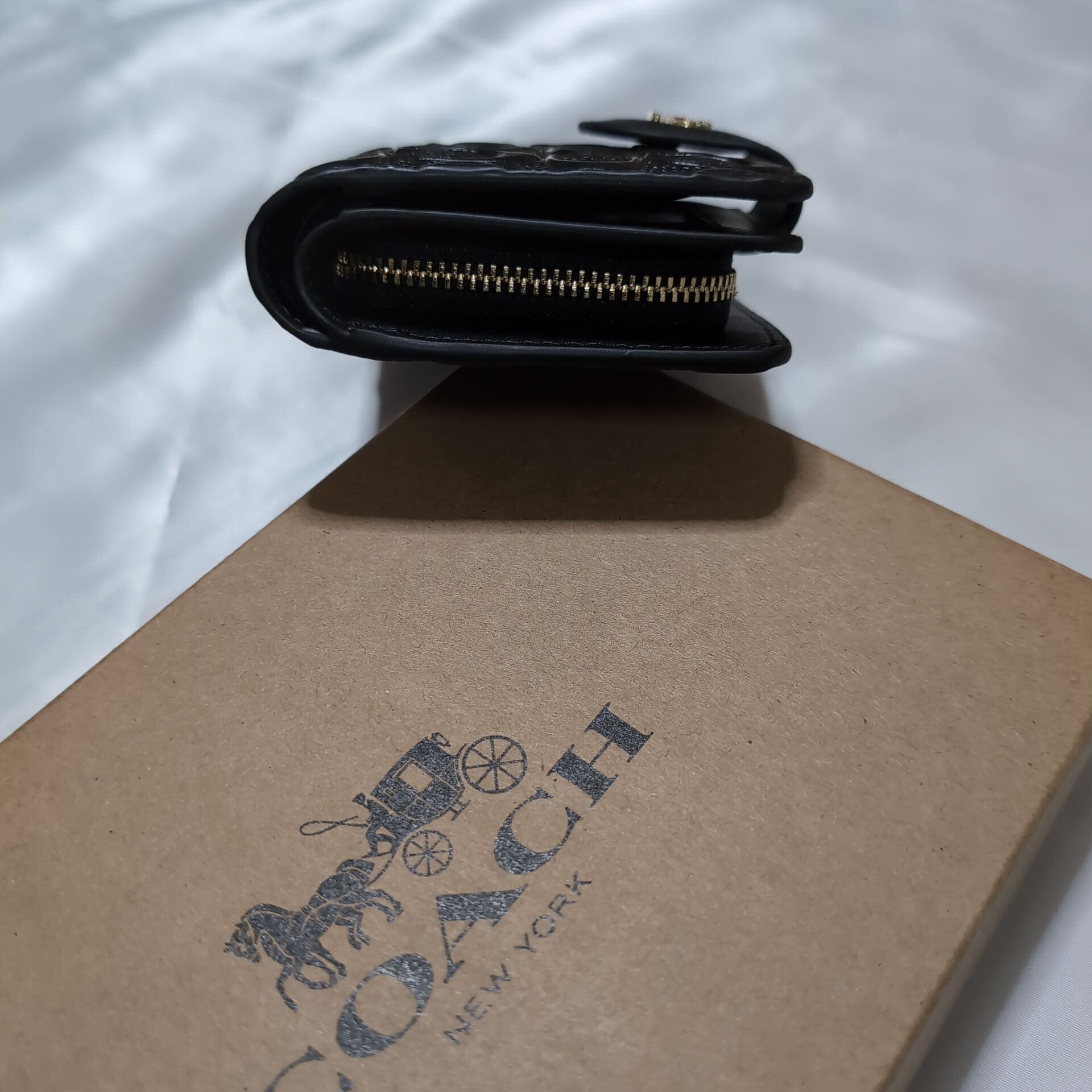 COACHコーチ 二つ折り財布 シグネチャーエンボス ブラック