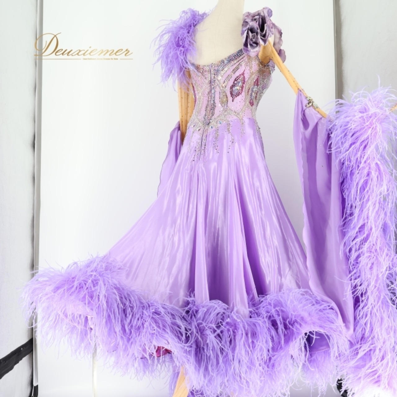 社交ダンス 衣装 チャコット Chacott スタンダードドレス ワンピース スタンダード 紫 フロート レース ファー フェザー デモ 競技 ダンス パーティ 発表会 高級感 豪華 上品 ラベンダー パープル系 パフォーマンス 目立つ 美しい おしゃれ 女性用 コスチューム パーティー衣装 フェミニン