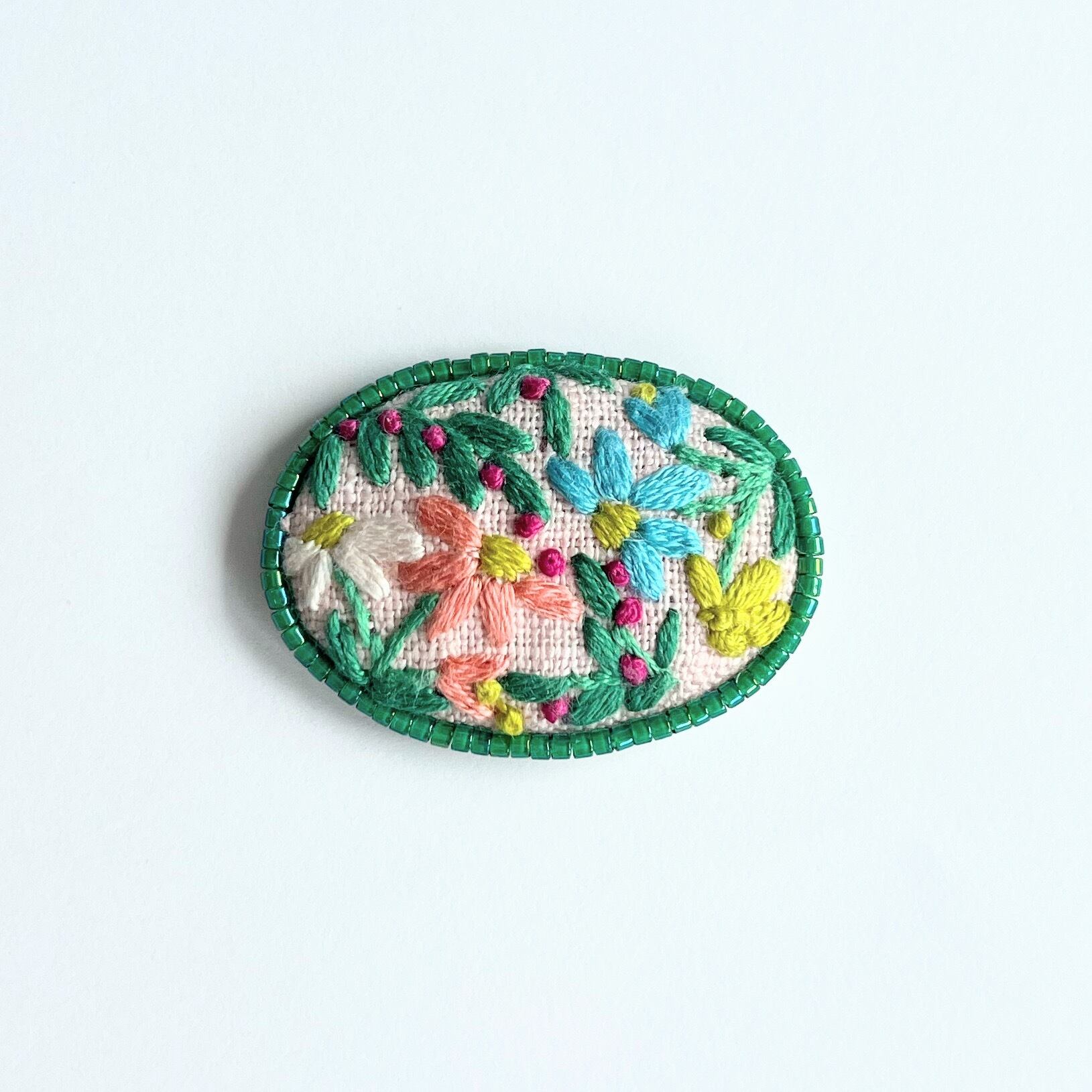 ビーズで飾った草花の小さな刺繍ブローチ【botanical】#252 | j.couture