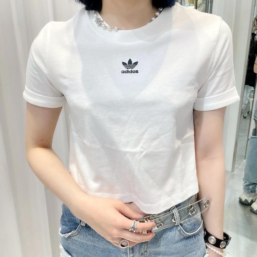 adidas クロップドtシャツ