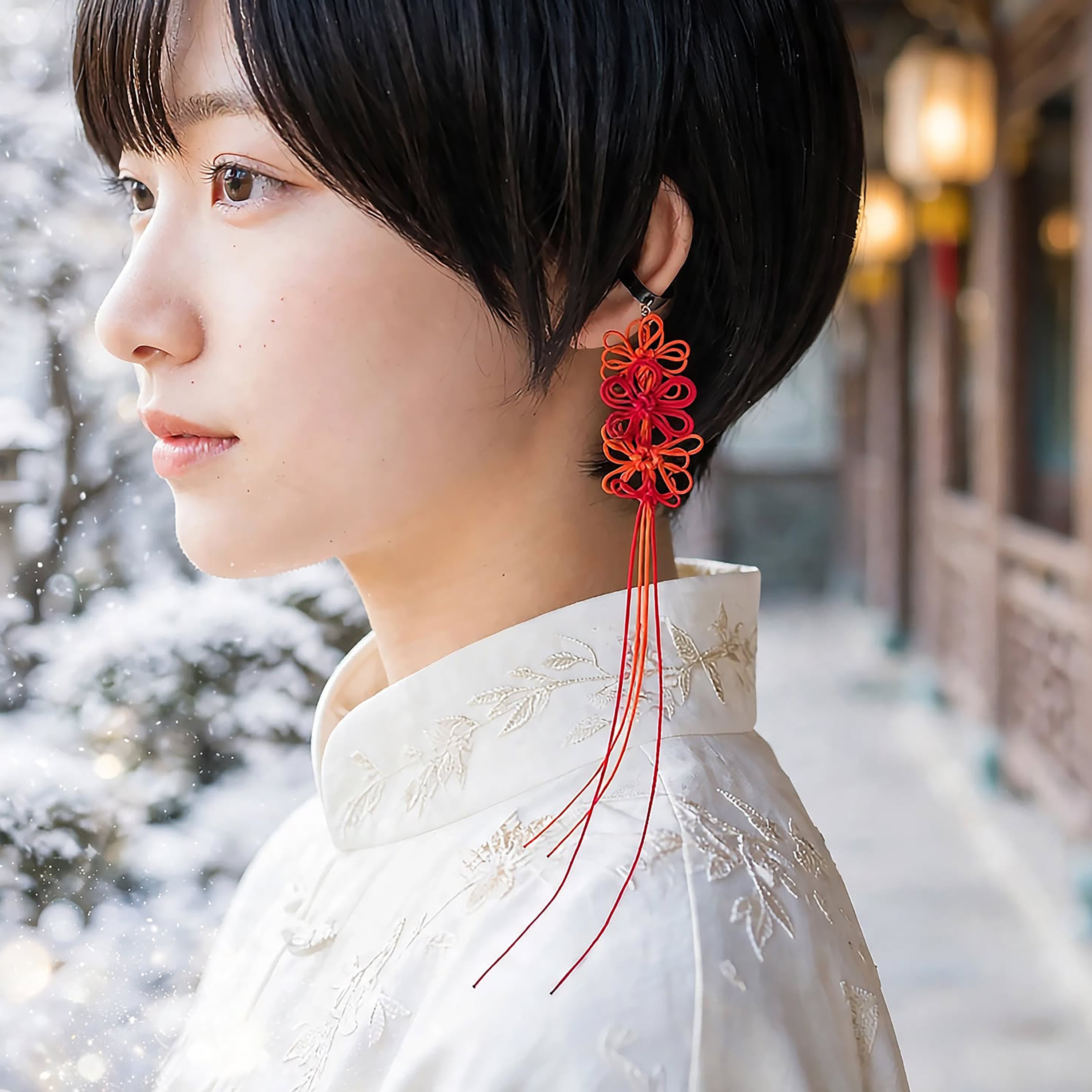 飾り結びかたっぽイヤーカフ「謡、はなばな、コトホギ」(赤×橙)【軽量・和風紋様】浴衣・着物・日常使いにも。