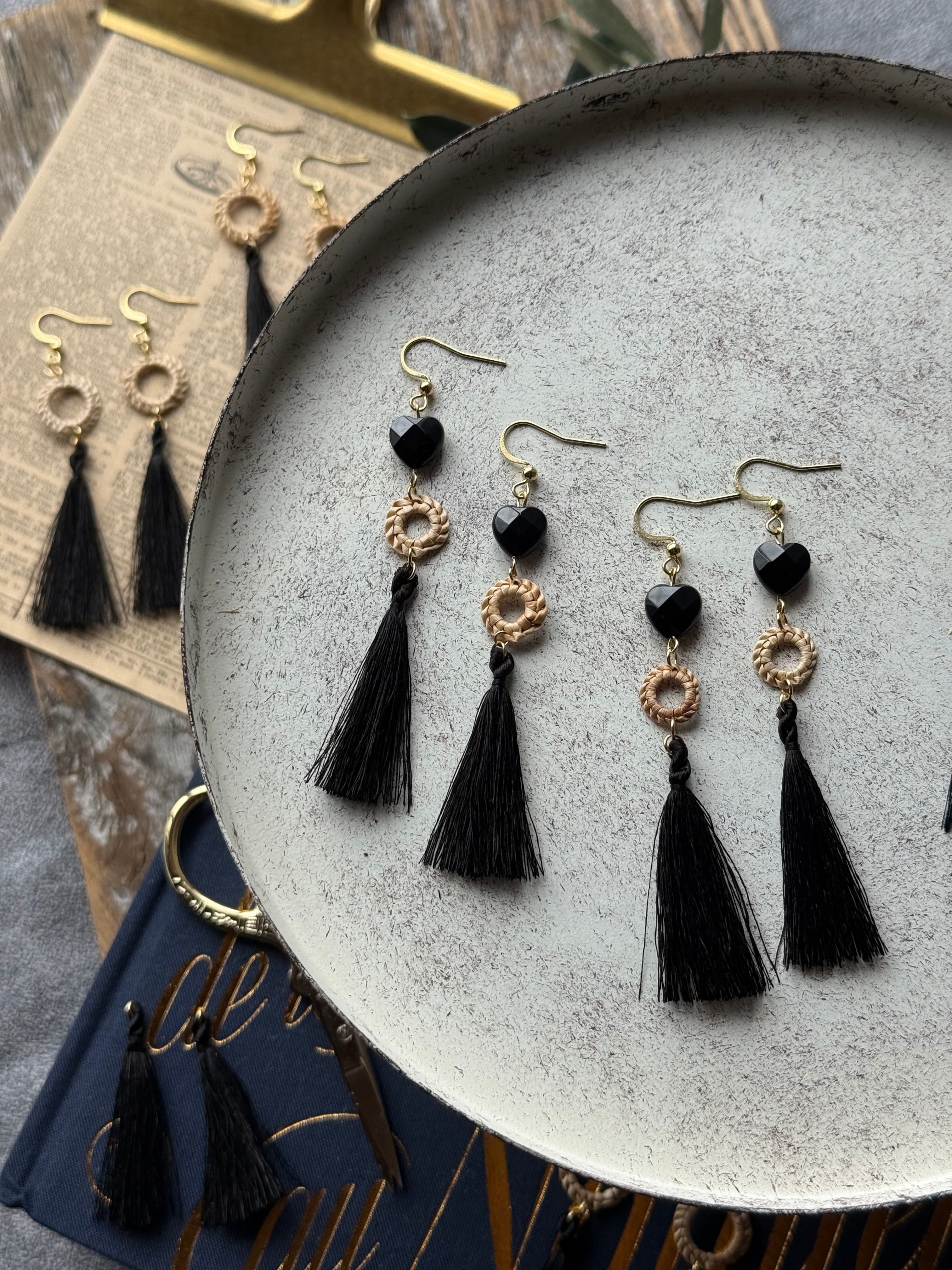泥黒タッセルピアス – Kumejima Tsumugi × Getto × Black Onyx | AOIFARM