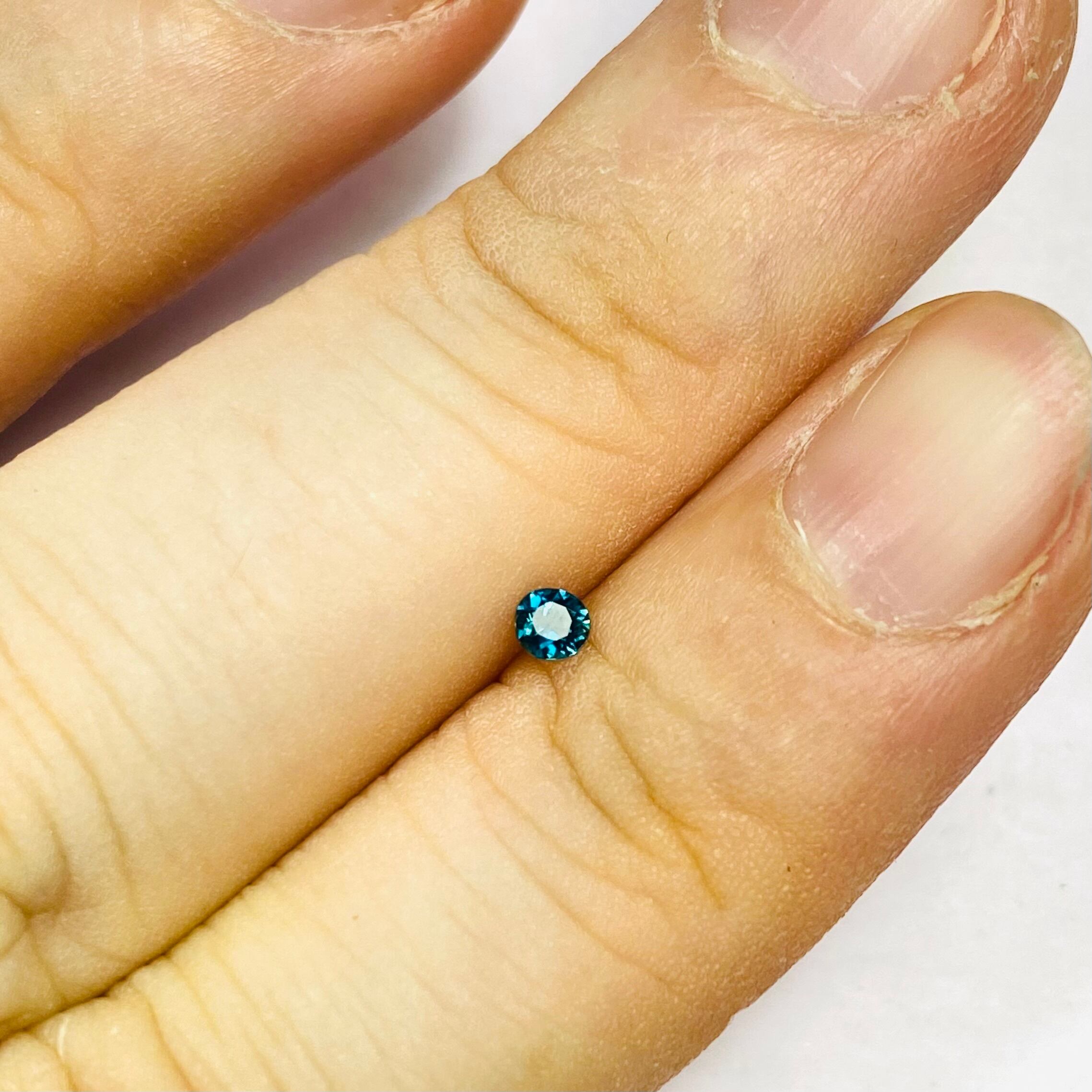 澄んだピーコックブルーのレアストーン ラズライト