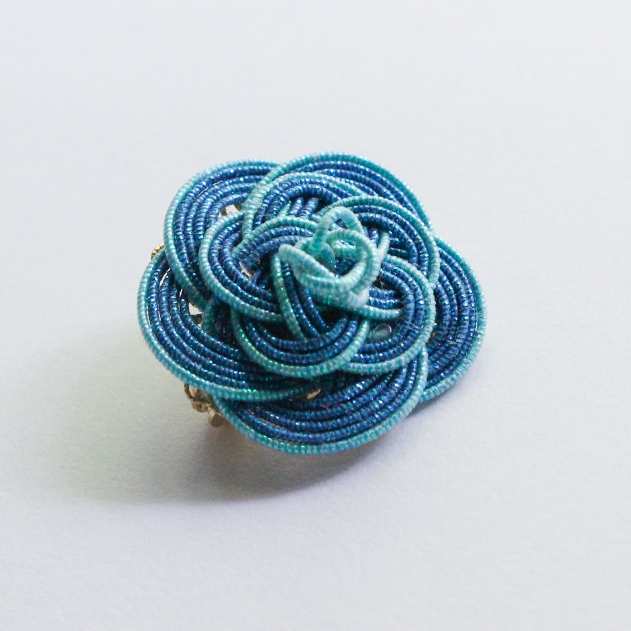 青い薔薇ブローチ | 紙単衣 - kamihitoe - | 水引アクセサリーと雑貨のお店