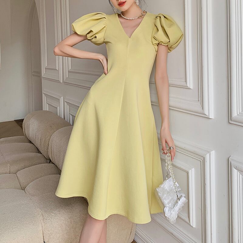 吉川ちかちゃん着用】パフスリーブVネックミディ丈ワンピース | ROSE AURA