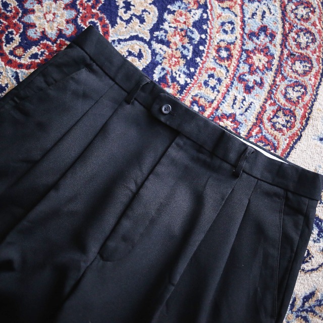 2-tuck tapered silhouette black wide slacks