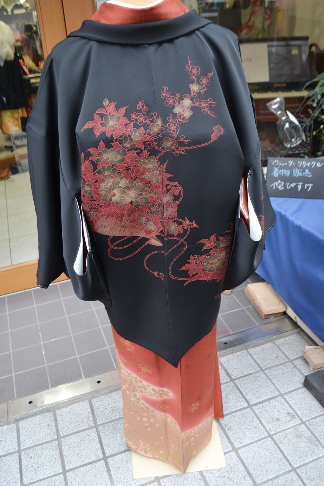 美品 黒 花の丸 アンティーク絵羽織 着物 梅 菊 菖蒲 綸子 日本刺繍 手刺繍