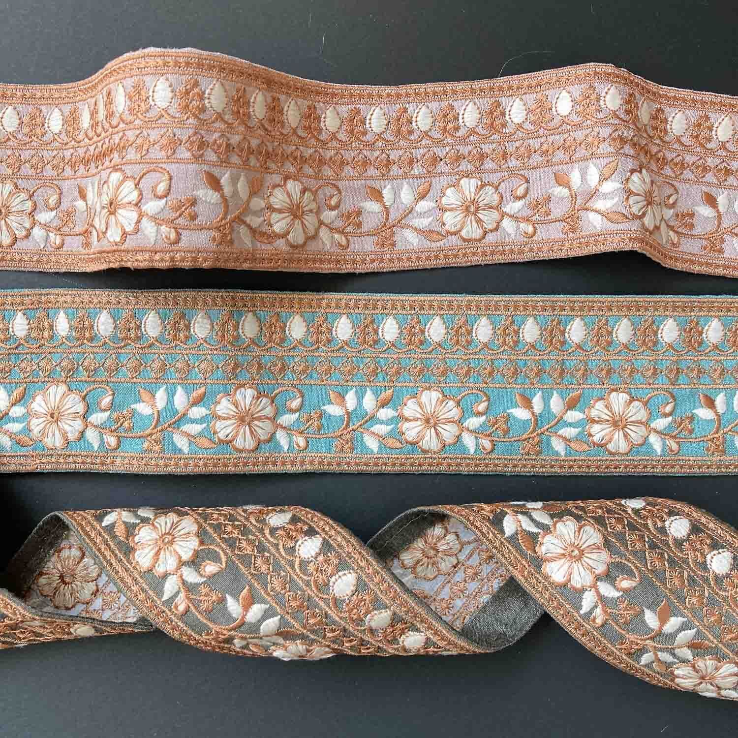 白い花とつぼみのつぶつぶライン縁刺繍リボン（50cm〜） | Dua