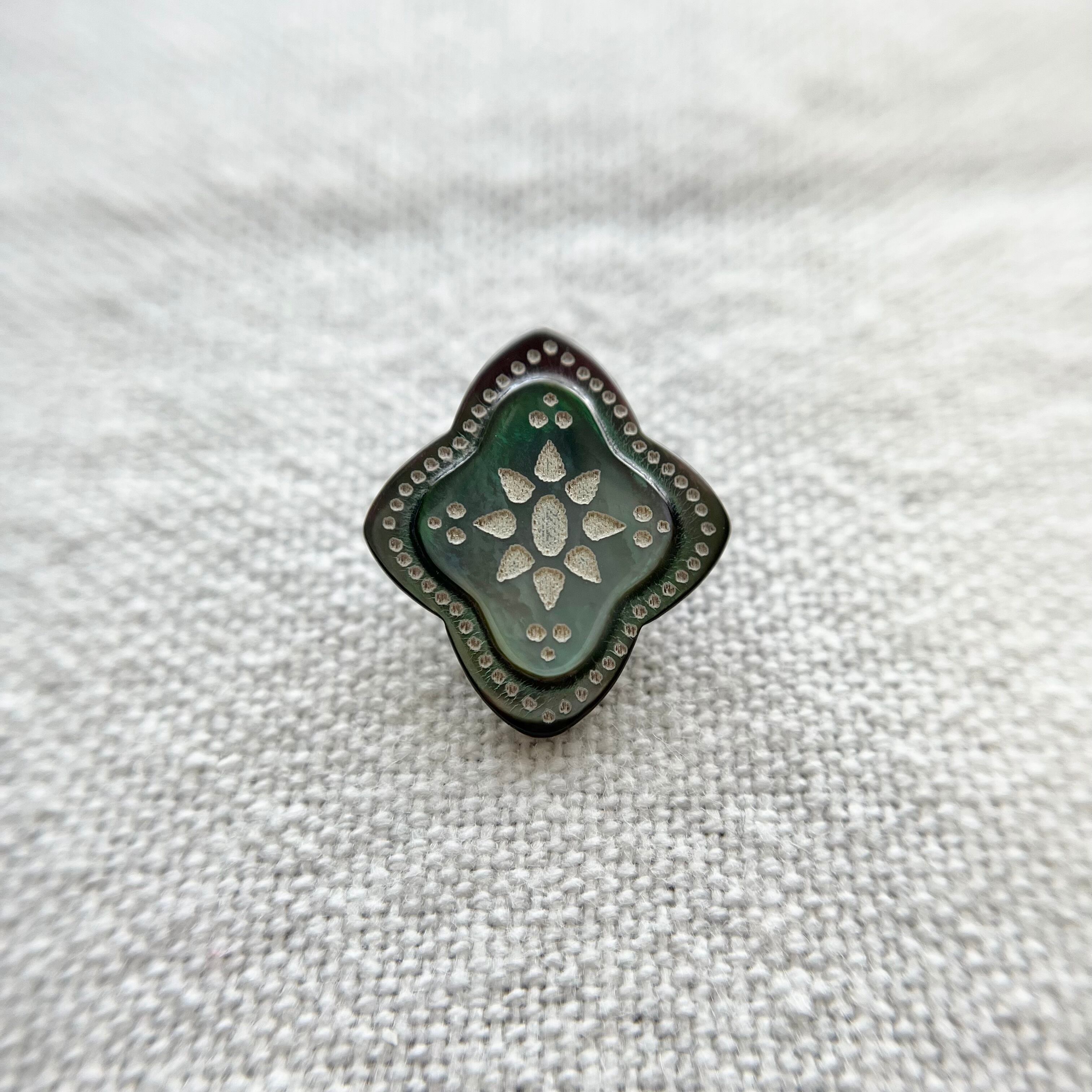 パールブラックフラワー(黒蝶貝)18㎜