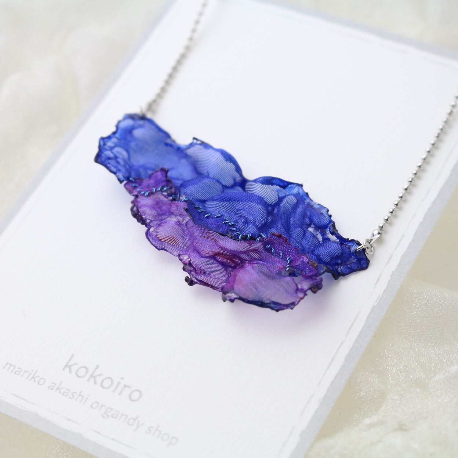 夜空 青紫｜オーガンジーの大ぶりアートネックレス | kokoiro ー 明石