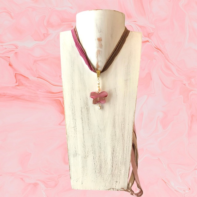 ピンクバタフライネックレス