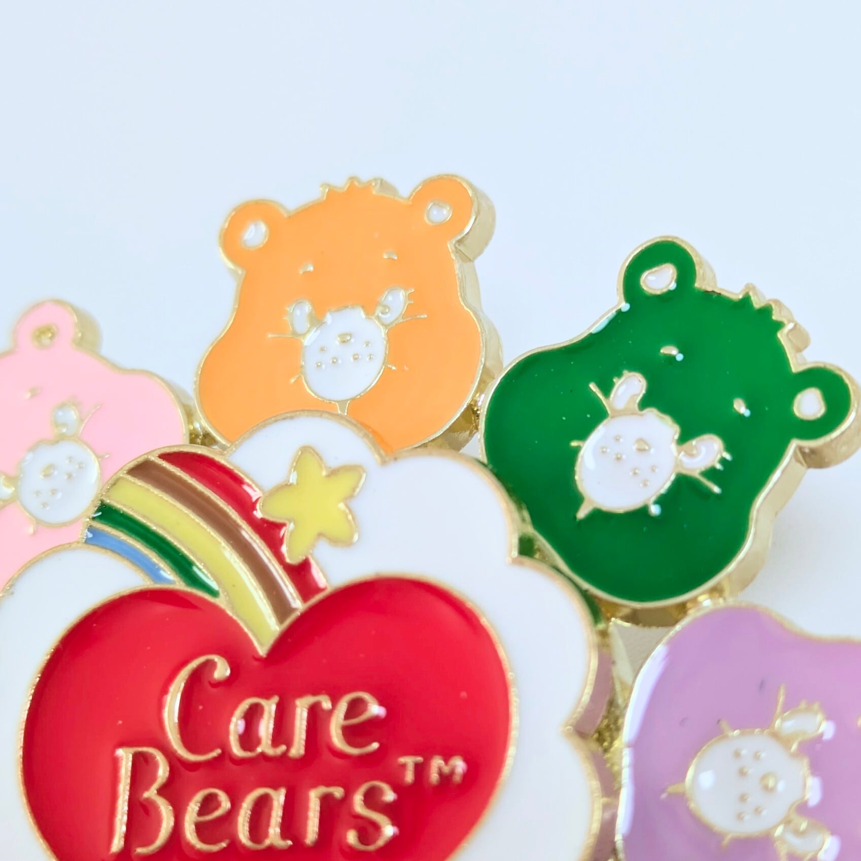 ♧送料無料！ ★PINS / ピンズ★【 Care Bears ( ケアベア )】くるくる回るSPECIAL BIGピンズ〚アメリカン雑貨 アメトイ〛
