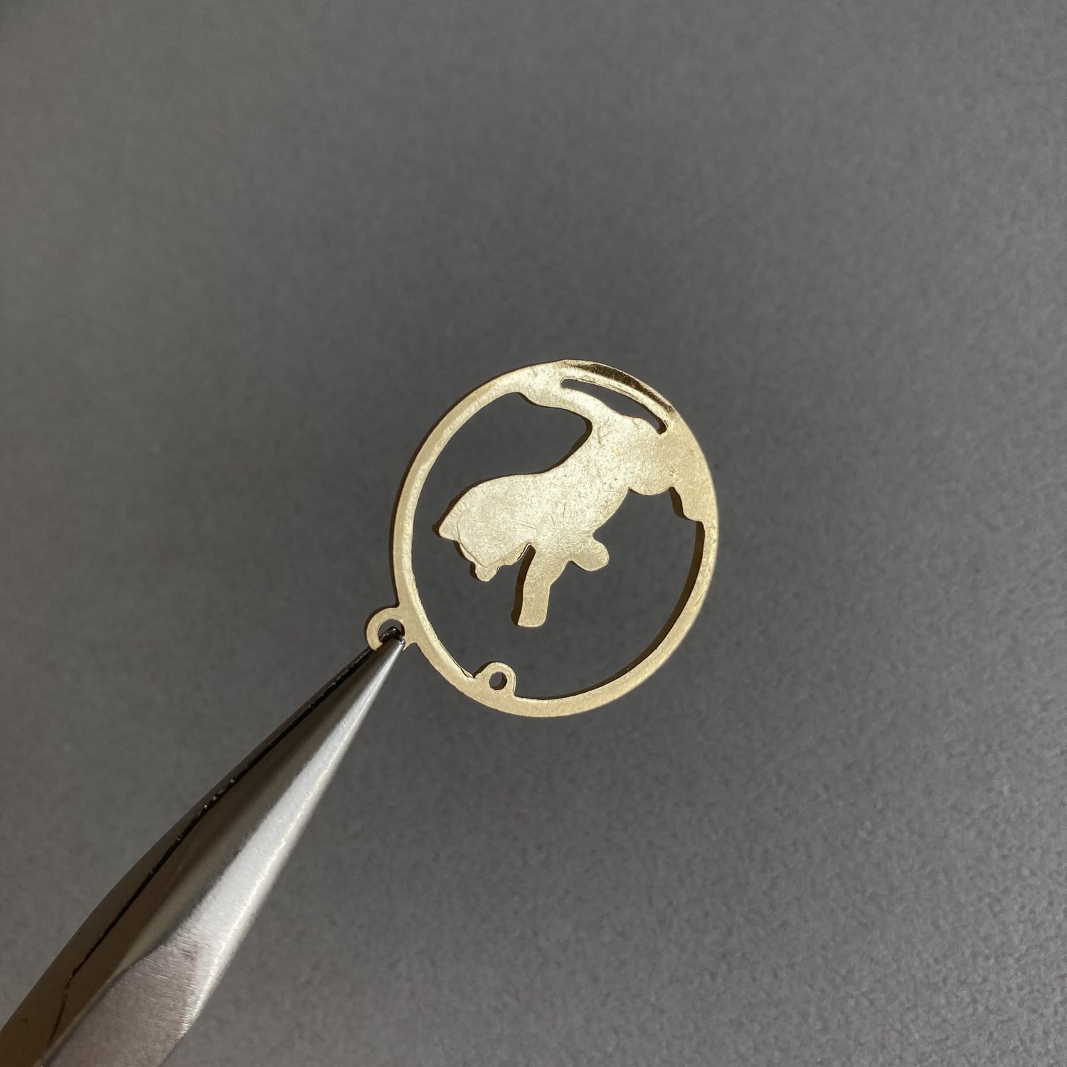 最終入荷〉USA真鍮 トラ柄猫のフープチャーム（中カン付） | Dua