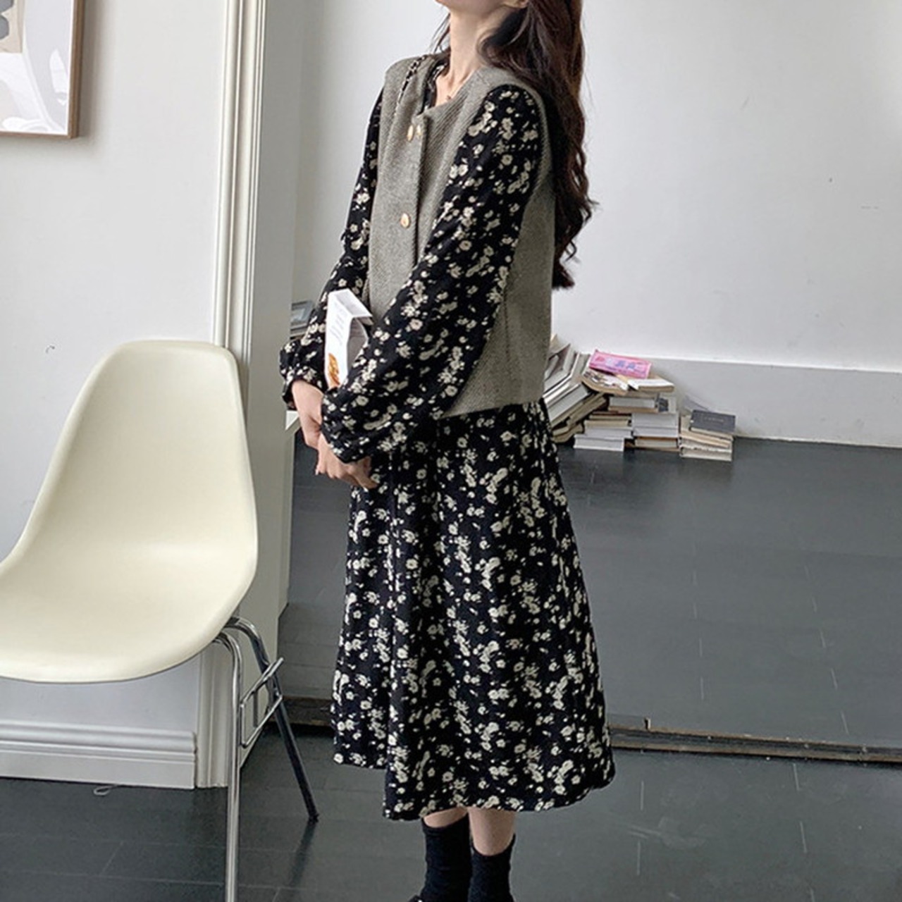 ラウンドネックグレーベスト＆花柄ブラックワンピースのセットアップ W00838