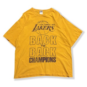 Los Angeles Lakers 「BACK TO BACK CHAMPIONS」 Printed T-Shirt. GILDAN