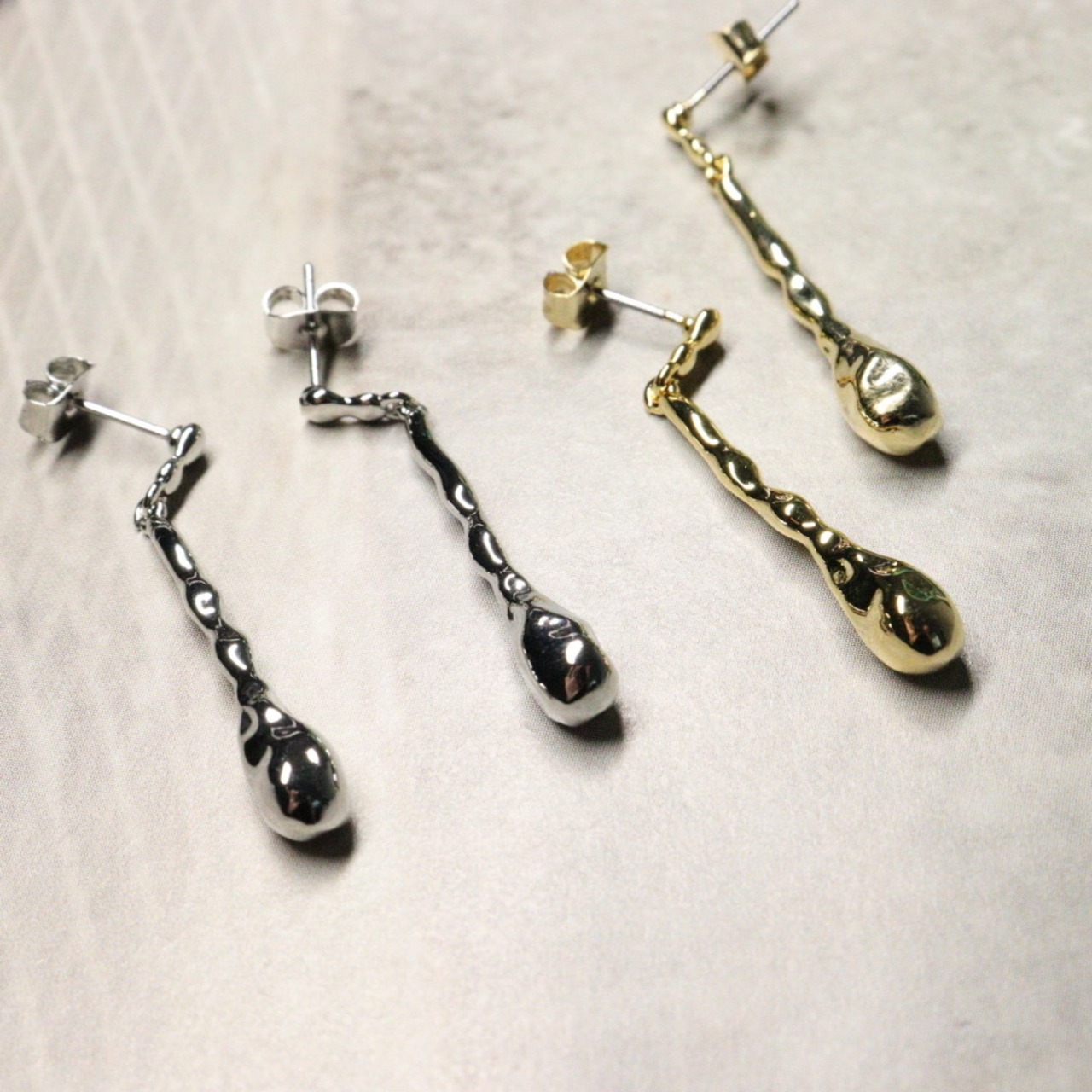 しずくデザインピアス 韓国デザイン GOLD SILVER 4㎝ 両耳用 軽い付け心地 普段使いピアス 耳元に揺れるしずく しずくのようなフォルム bittersweet