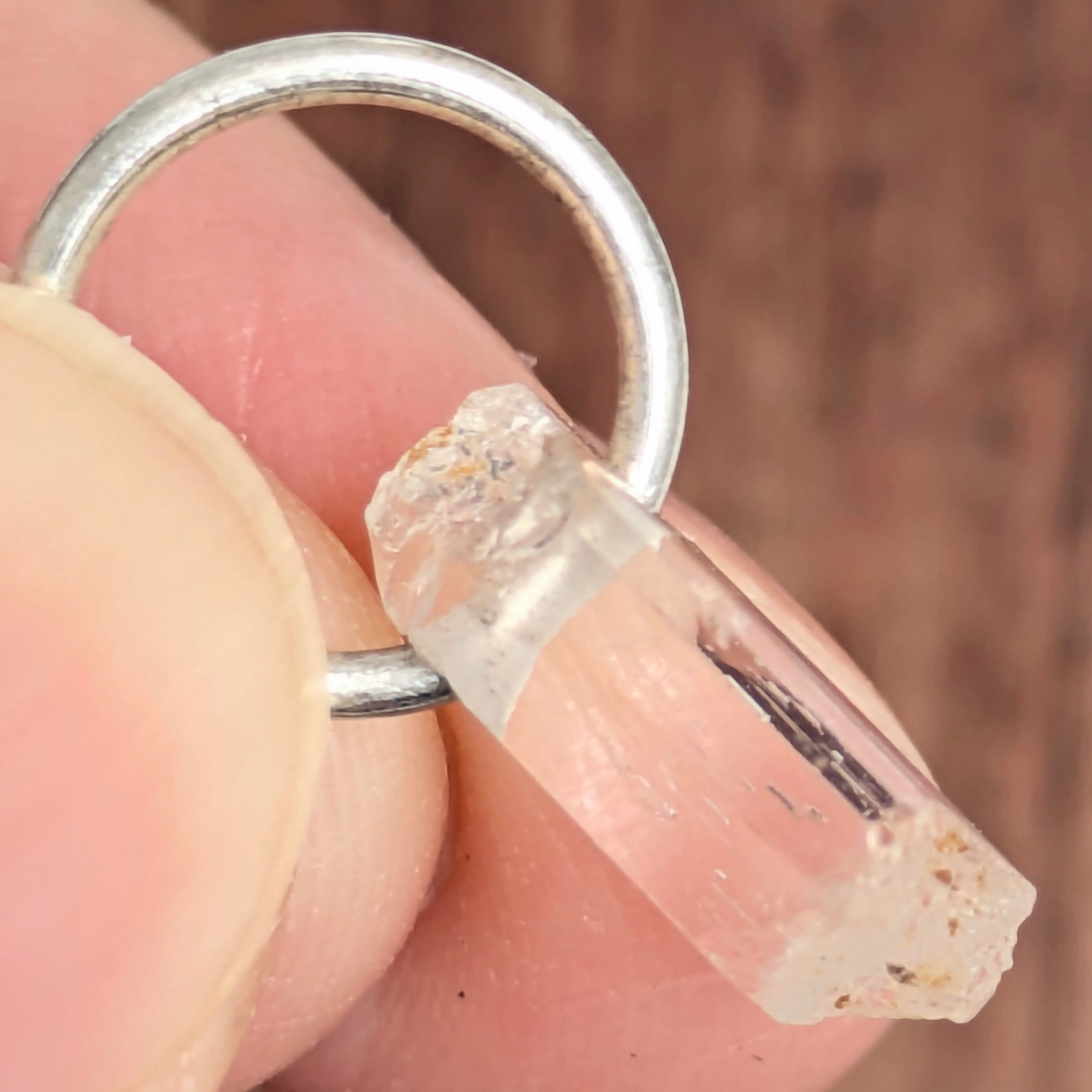 Silverトパーズ原石チャーム ミャンマー・モゴック産 PRO208066