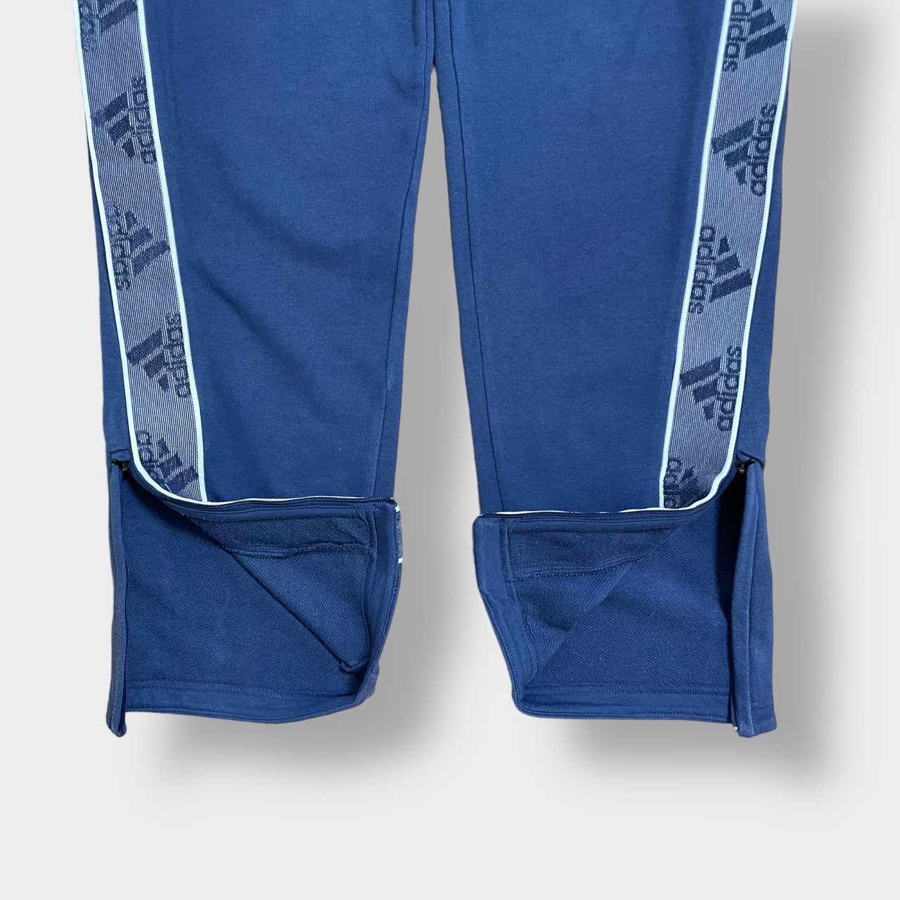 【adidas】スウェットパンツ ロゴ 刺繍ロゴ ライン 裾チャック くすみカラー ブルー系 LARGE アディダス US古着　