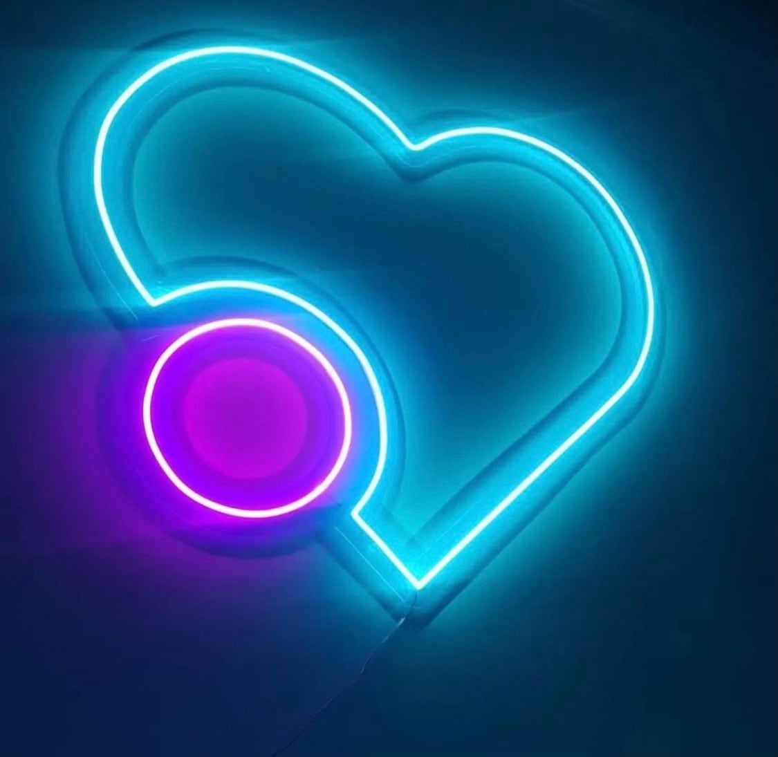 LEDネオン 天使の羽 | LEDネオン看板のオーダーメイド | Pipon (ピポン