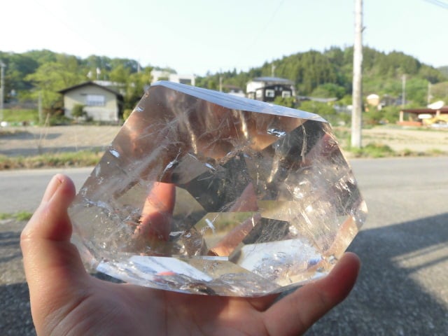 ずっしり約1.6kg 【送料無料】【高品質】ブラジル産多面カット水晶