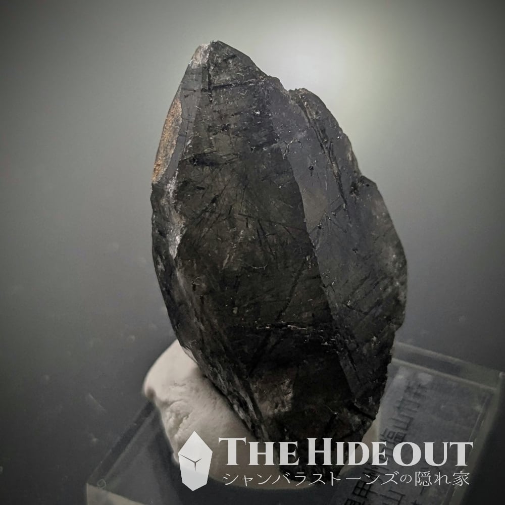 日本国産鉱物標本025 山梨県甲州市塩山竹森産草入り（苔土電気石入り