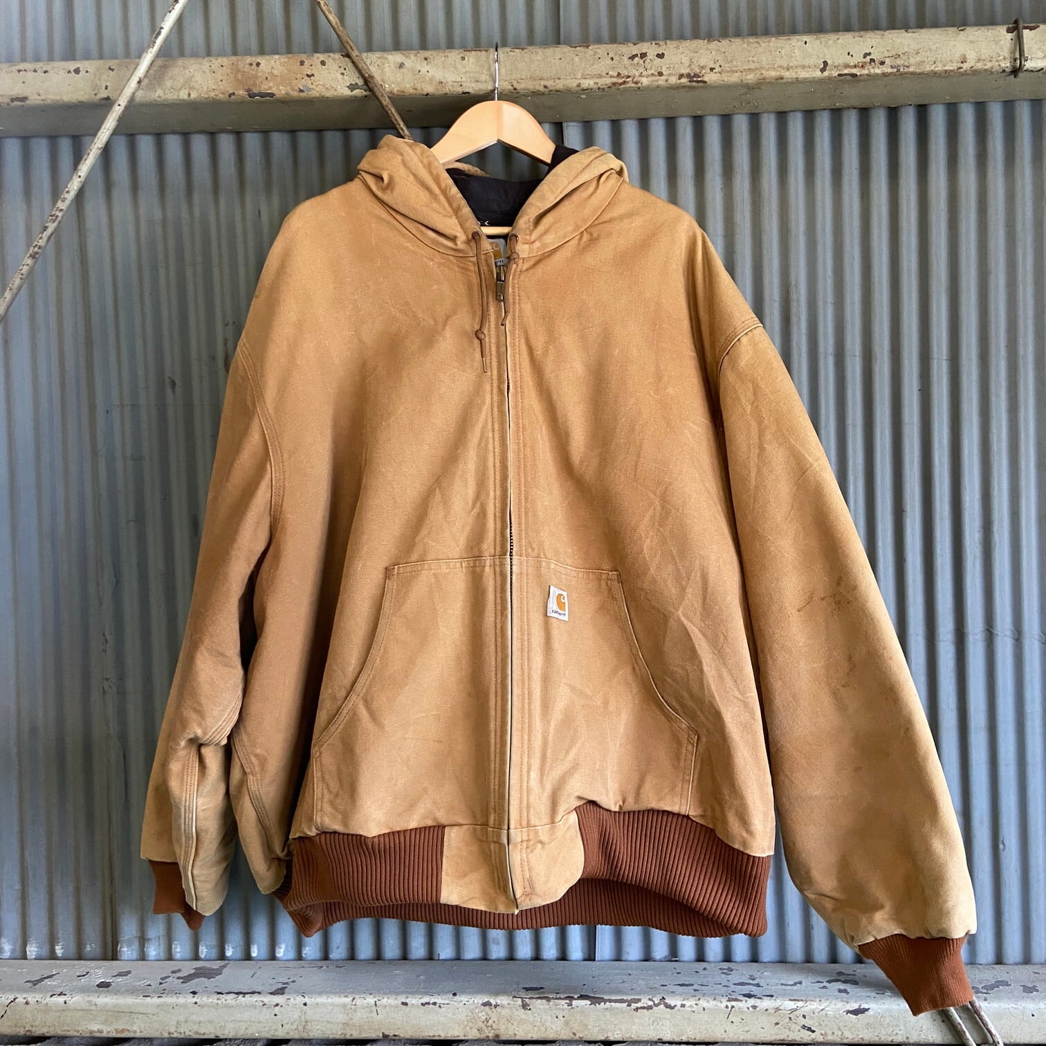 USA製 90年代 スーパービッグサイズ Carhartt カーハート アクティブジャケット メンズ4XL 古着 90s ヴィンテージ ビンテージ  ダック地 アクティブパーカー キルティングライナー フーディー キャメルブラウン 大きいサイズ 【ワークジャケット】【cs2212-10a】 |