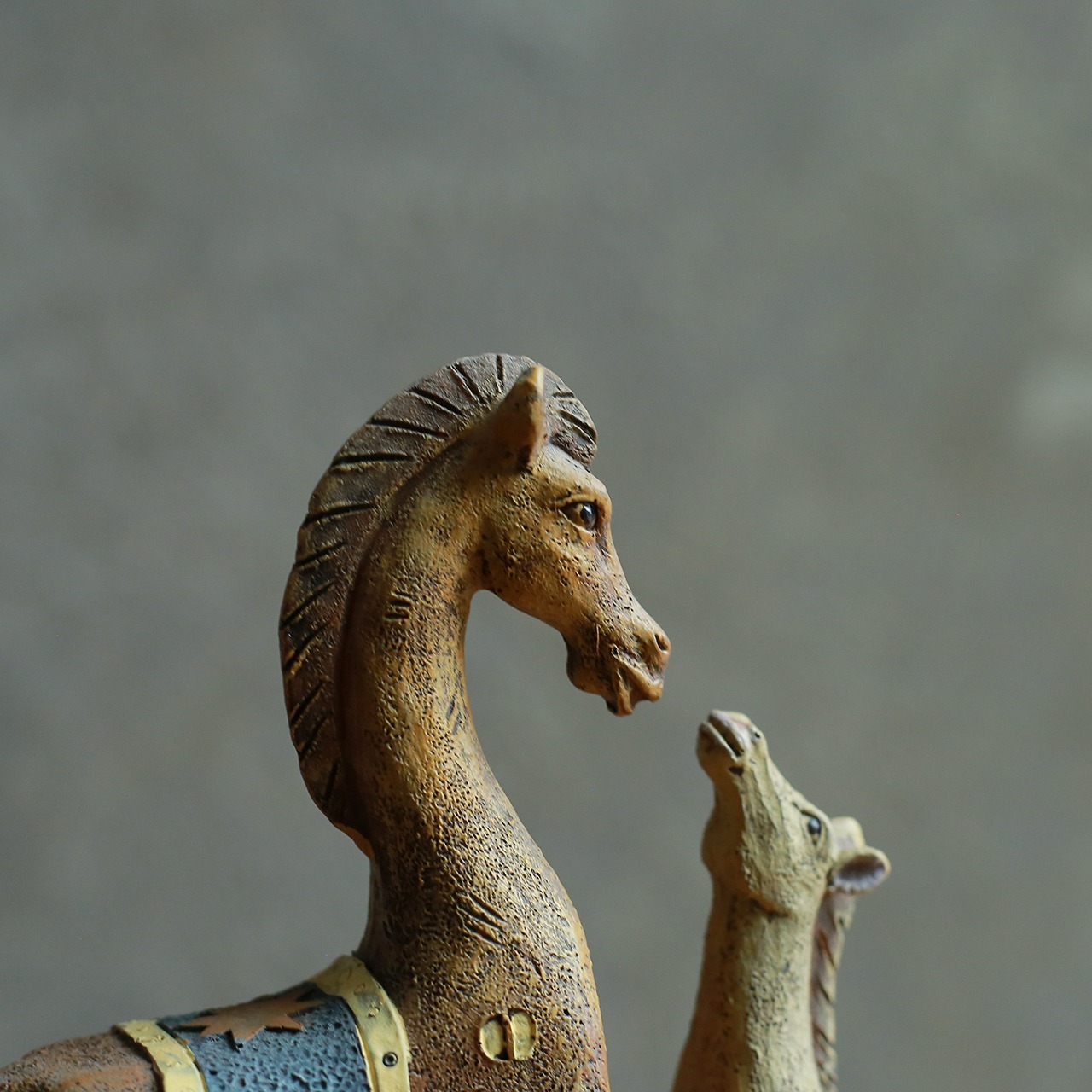 仲睦まじい、味わい深い馬の親子