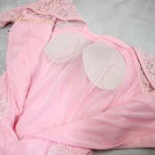 社交ダンス 衣装 スタンダード ドレス ワンピース パーティドレス レディース オールシーズン ピンク系 準正装 デモ レース 花柄 チョーカー 華やか 優雅 繊細 シック 二重スカート ボリューム おそろい チョーカー フェミニン ロマンティック 結婚式 発表会 ダンスイベント エレガント 着心地良い おしゃれ モダン フルフレア 流行 レディス 着用シーン多様