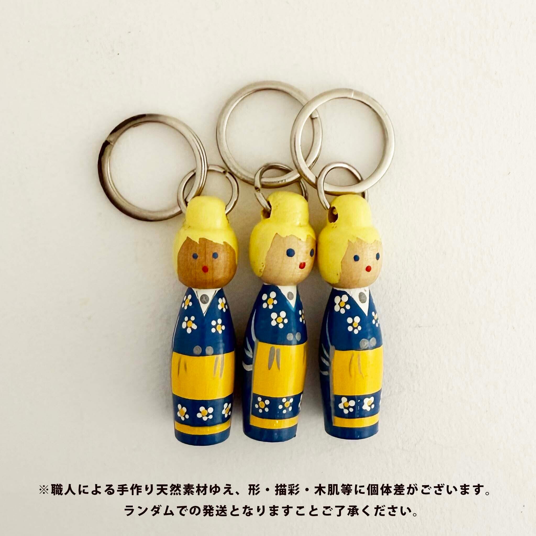 エストニアのこけしキーホルダー（花のワンピース）