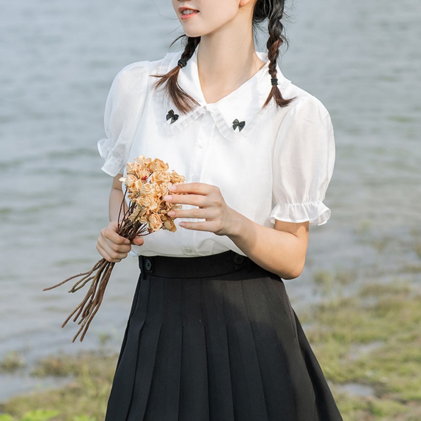 トップス レディース カットソー ブラウス 半袖 ビッグカラー 刺繍 リボン プリーツ キャンディースリーブ フリル かわいい 大人可愛い 上品 エレガント 清楚 フェミニン おしゃれ お洒落 お嬢様 おとな ナチュラル こなれ感 ラブリー キュート ガーリー ロマンチック 抜け感 華やか 主役級 存在感 無地 学生 通学 デート お出かけ 女子会 休日 カフェ巡り お買い物 S M L ホワイト 白 春 夏 20代 30代 40代 韓国 韓国系 着回し 普段使い モテ トレンド 送料無料