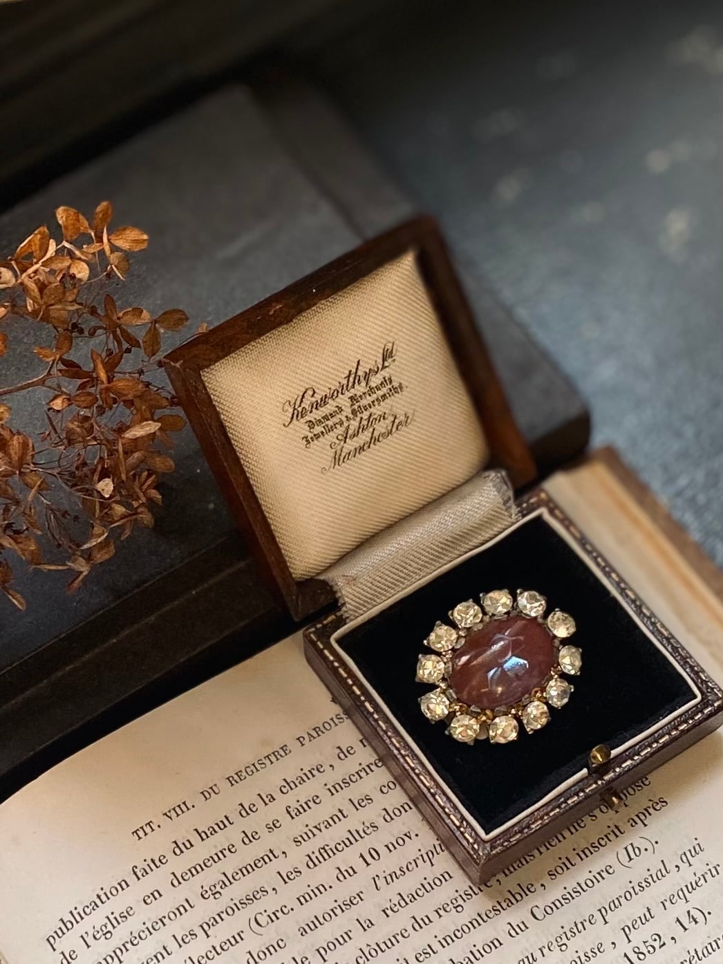 サフィレットブローチ