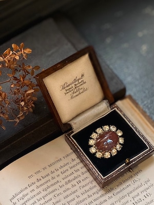 サフィレットブローチ