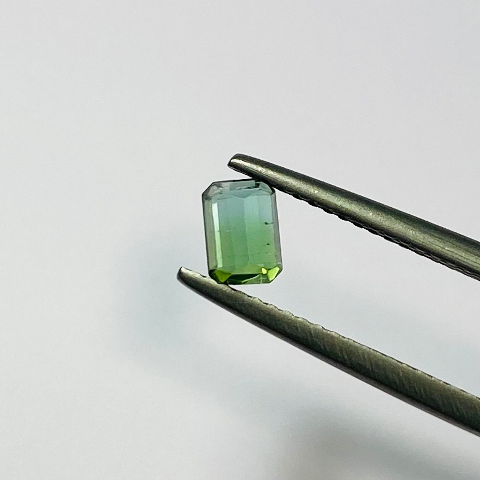 洞窟の中の湖バイカラートルマリン