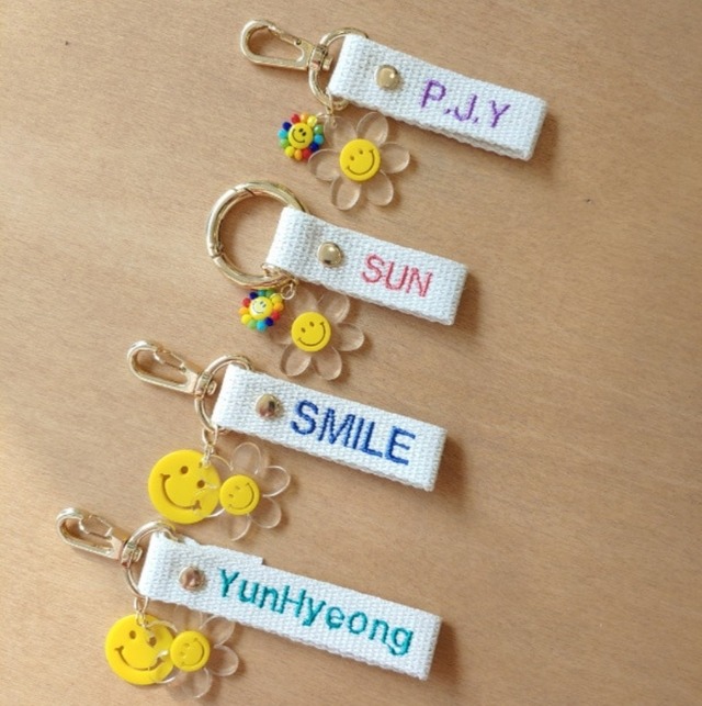 ネームタグ 名入れ 名前 スマイル ニコちゃん キーホルダー 刺繍 イニシャル 出産祝い ギフト ギフト Soso 韓国 ベビーグッズ イブル キルティング ファブリック