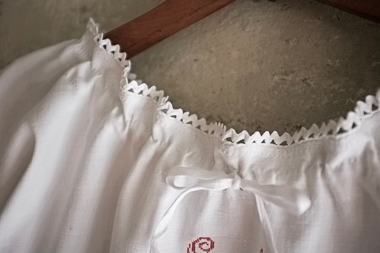 フランス 1900s 大きなルージュのモノグラムと小さな三角とリネンワンピース アンティーク