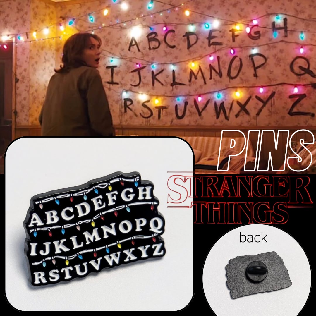 送料無料! ★ピンズ PINS★ピンバッジ【 Stranger Things ( ストレンジャーシングス ) 】『 交信用26文字のアルファベット&Xmasライト 』ジョイス / ピンズ / ピンバッジ 〚アメリカン雑貨 アメトイ〛