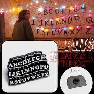 送料無料! ★ピンズ PINS★ピンバッジ【 Stranger Things ( ストレンジャーシングス ) 】『 交信用26文字のアルファベット&Xmasライト 』ジョイス / ピンズ / ピンバッジ 〚アメリカン雑貨 アメトイ〛